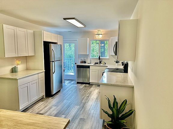 4th image of 886 Garfield Pkwy #1TALL