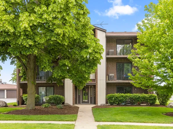 1233 Chalet Rd APT 300, Naperville, IL 60563