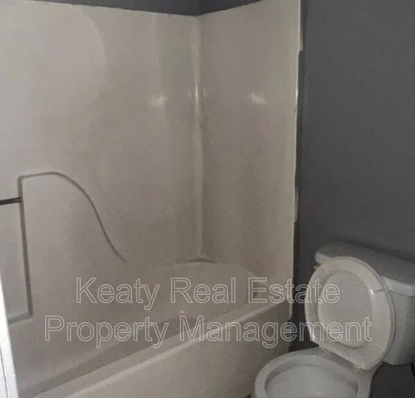 108 Meudon St #B — Photo 5