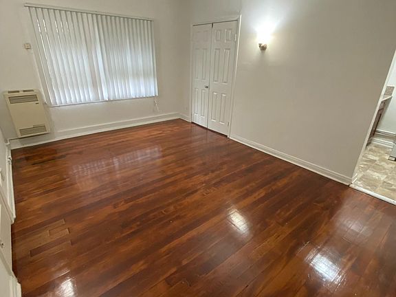 4th image of 318 N Mariposa Ave