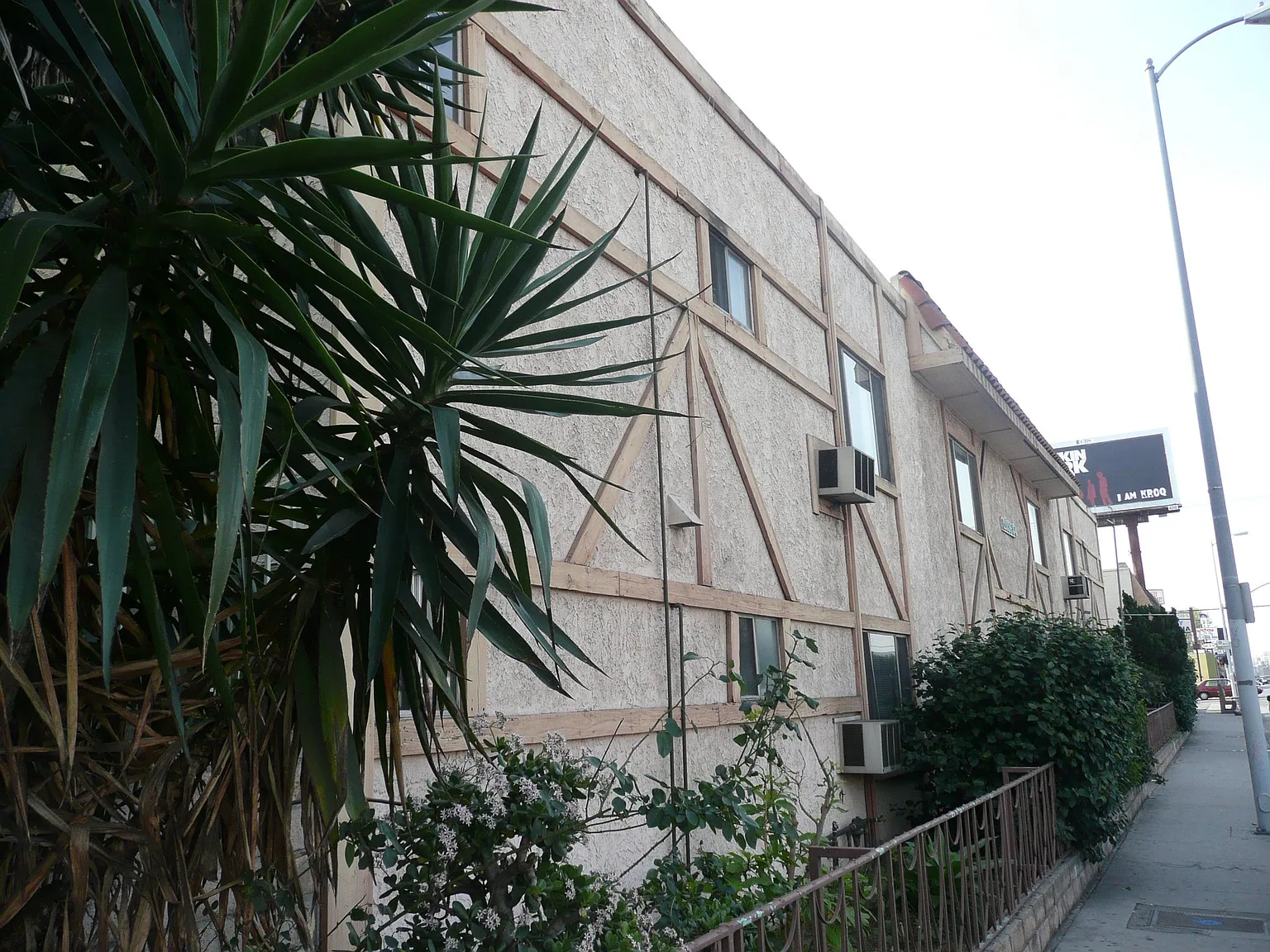 NoHo West large 1br 1ba Luxury floors High Ceiling Near All!! — Photo 2