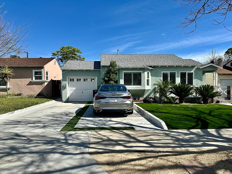 2048 N Screenland Dr — Photo 2