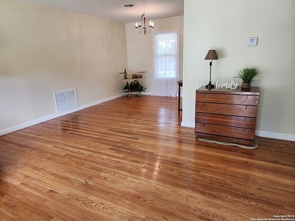 4th image of 207 Sullivan Dr