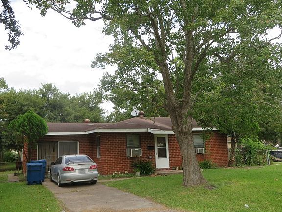 3rd image of 610 Honeysuckle Dr