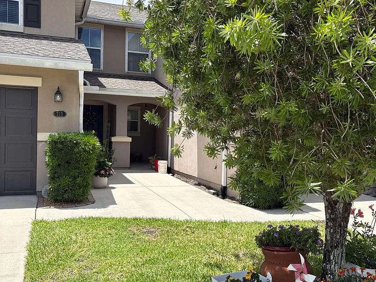 209 E Pisa Pl — Photo 3