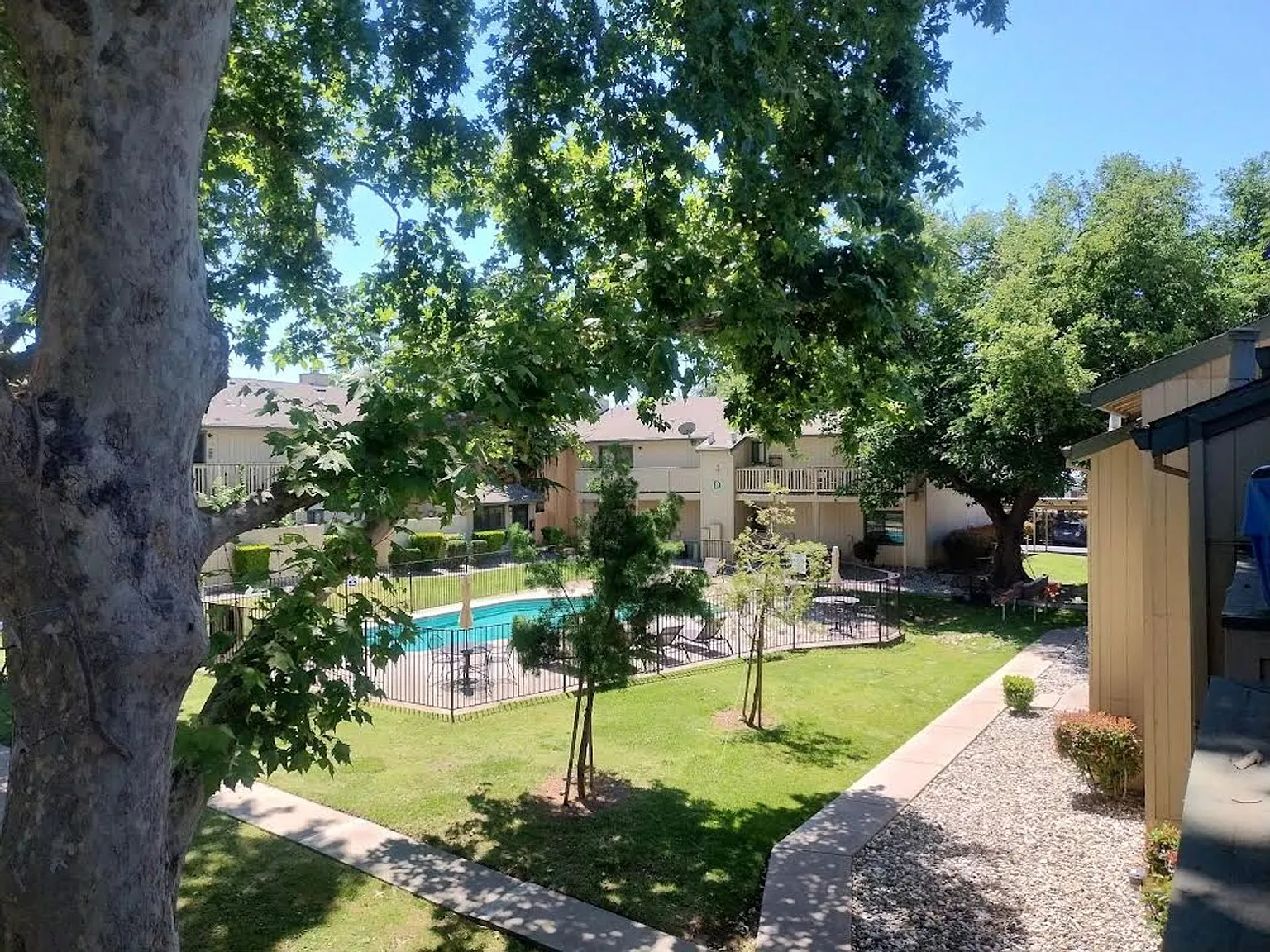 2 bed, 2.0 bath, 900 sqft, $1,750 — Photo 2