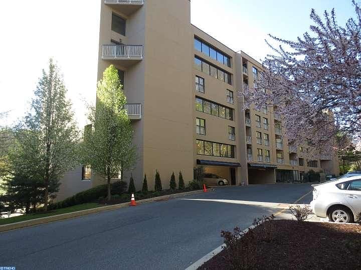 1st image of 1704 N Park Dr APT 408