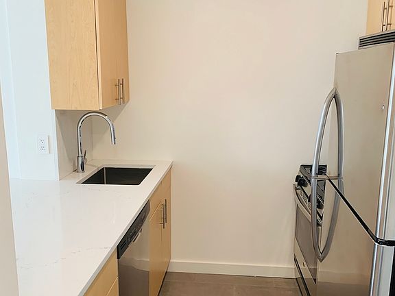 5th image of 520 W 43rd St APT 26F