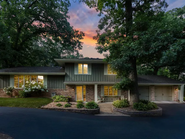 2 Blue Crane Ln, North Oaks, MN 55127
