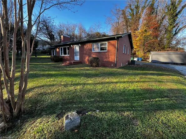 415 E Oak St, Mount Airy, NC 27030