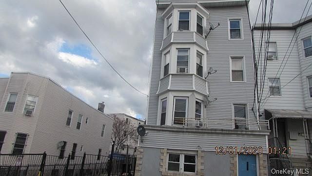 1st image of 108 Oak St APT 1