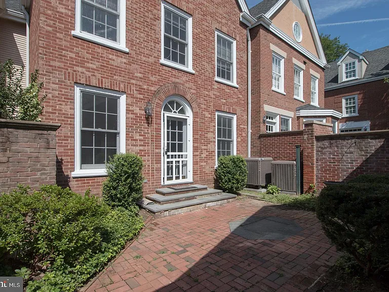42 Governors Ln — Photo 1