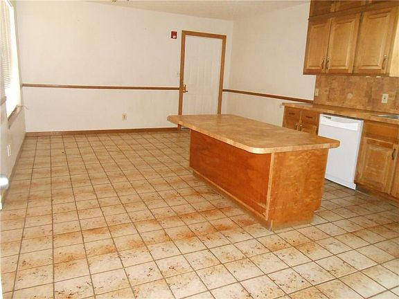 5th image of 1005 West Ln