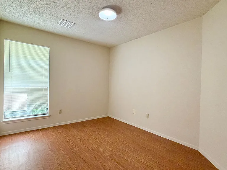 7728 Manassas Dr — Photo 9
