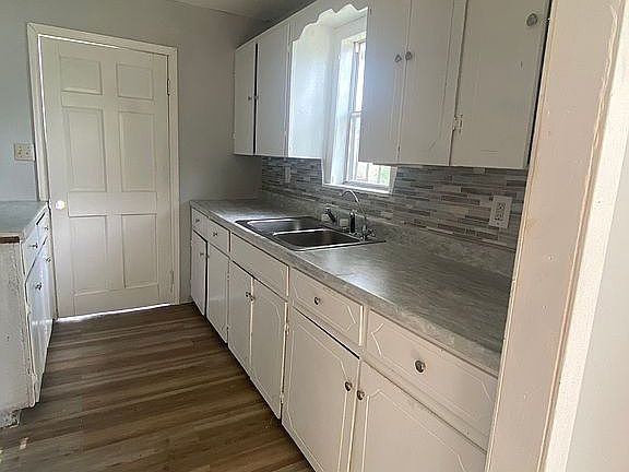 5th image of 613 W Mesquite St