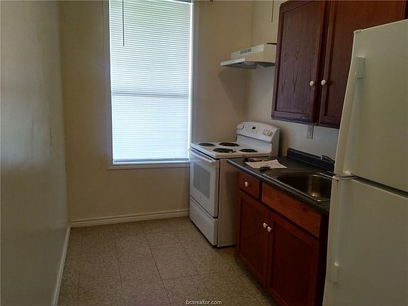 4th image of 601 1/2 W Washington Ave