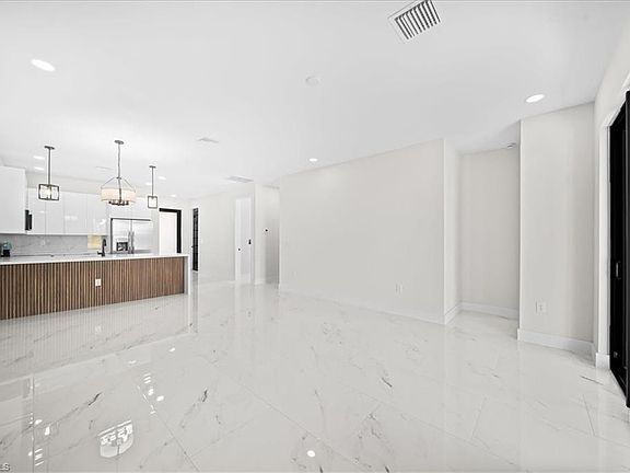 4th image of 1016/1018 Diplomat PKWY E