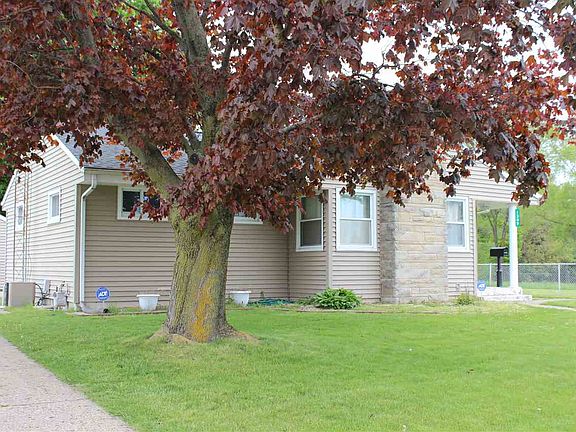 3rd image of 1349 Canterbury Dr