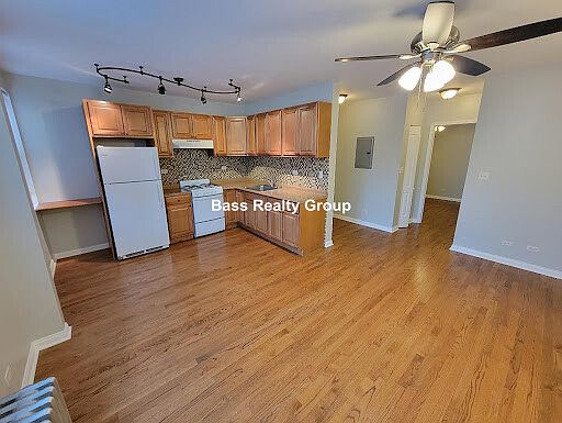 2nd image of 1333 W Greenleaf Ave #102