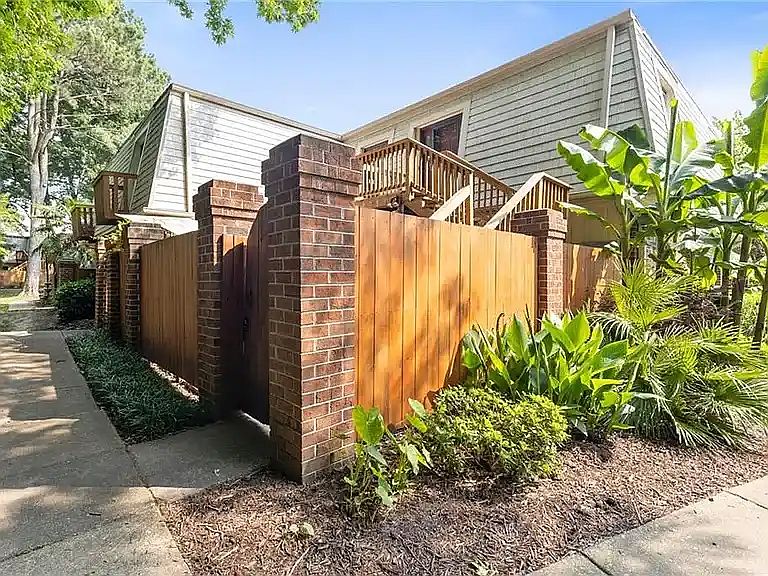 1043 Angler LN