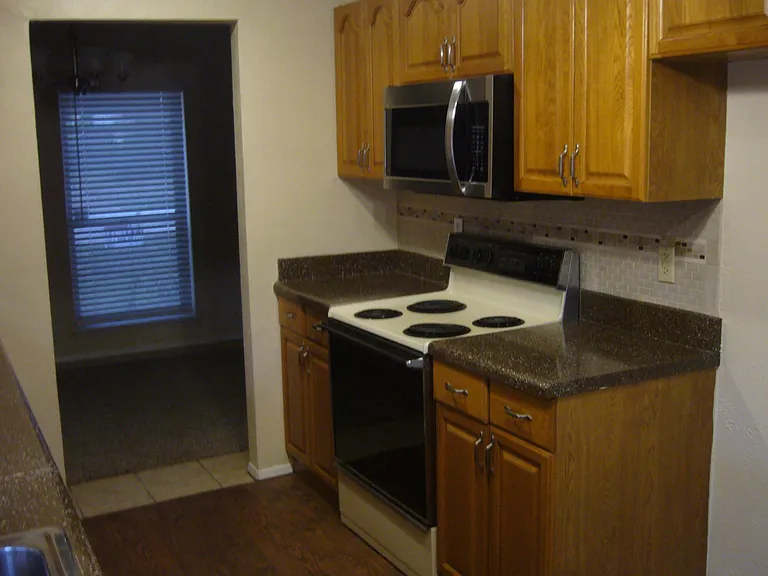 1109 Villa Downs Dr — Photo 4