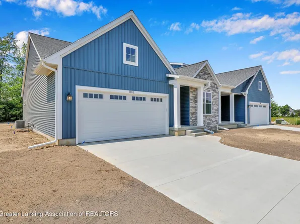 1134 Peninsula Dr, Grand Ledge, MI 48837