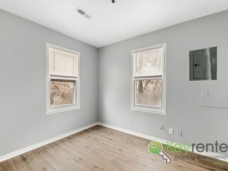 1338 N Volutsia Ave — Photo 15