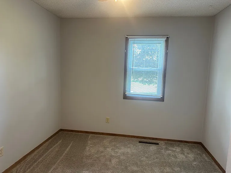 537 Memorial Dr E — Photo 16