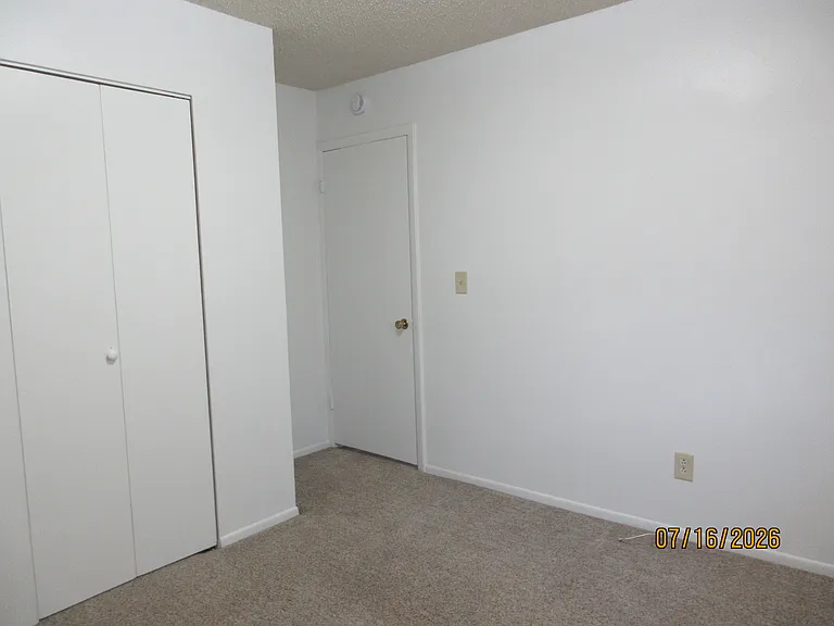 Large 2 Bedroom Rental — Photo 28