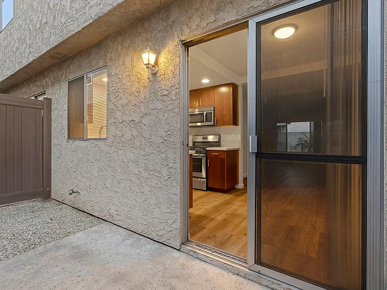 212 W Grand Ave #B — Photo 12