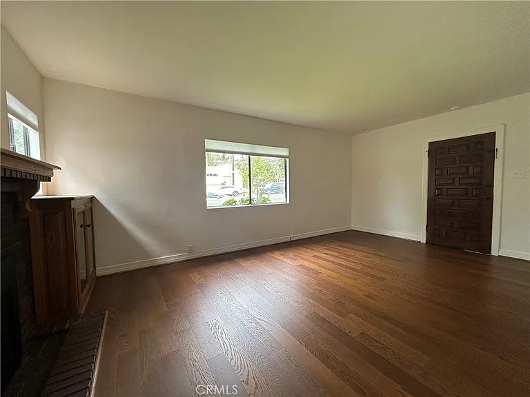214 E Stocker St — Photo 4