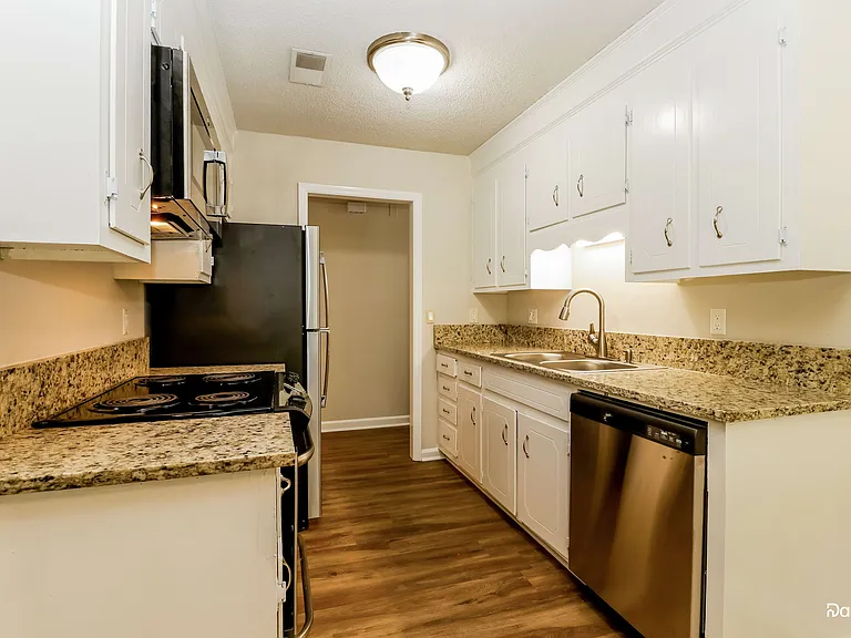 1311 Hampton Dr — Photo 4