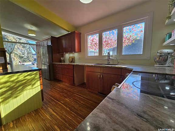 4th image of 531 Scott STREET
