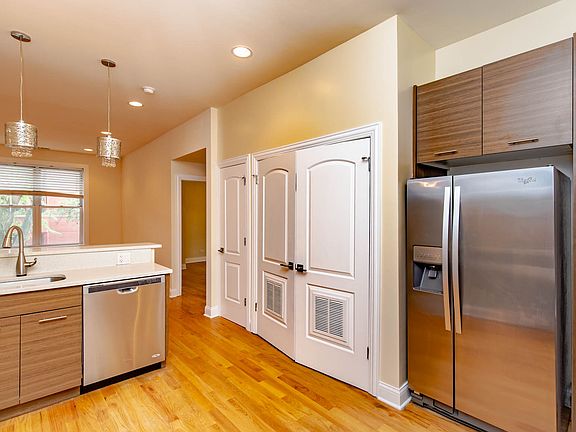 3rd image of 1023 N Leavitt St #3