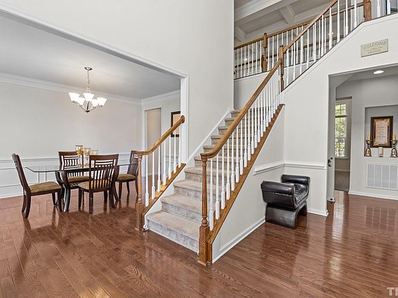 5th image of 151 S Farnleigh Dr