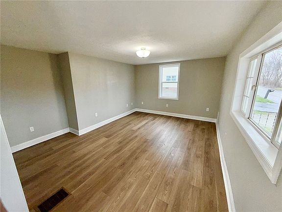 4th image of 354 Maple St