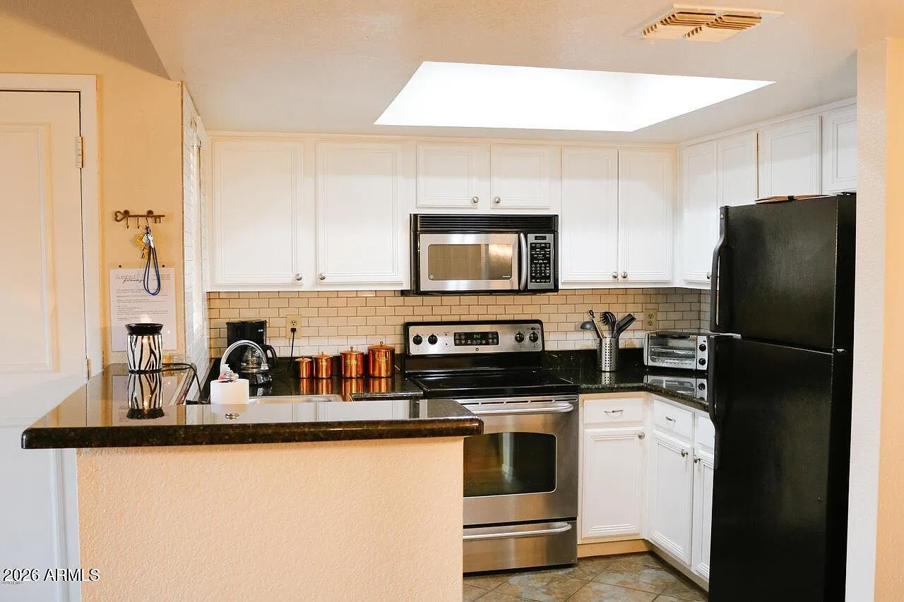 2 bed, 1.5 bath, 849 sqft, $1,300 — Photo 2