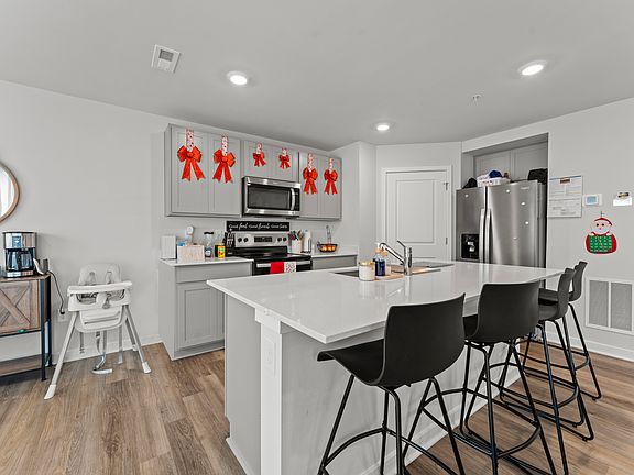 5th image of 140 Wood Walk Ave