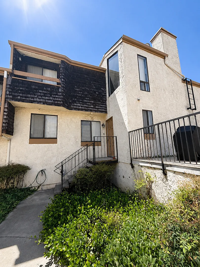 2 Bedroom Condo with 2 Car Garage in La Habra — Photo 2