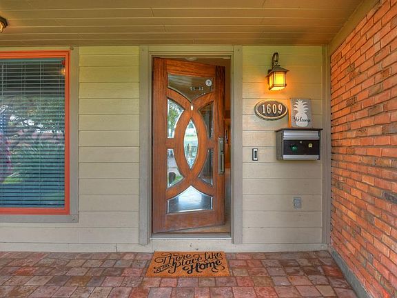 3rd image of 1609 Driftwood Ln