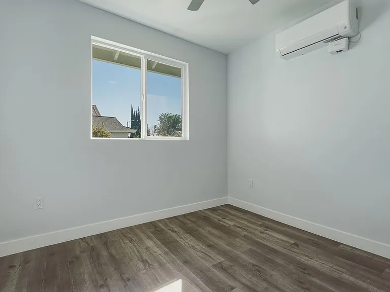 19833 Blythe St — Photo 7