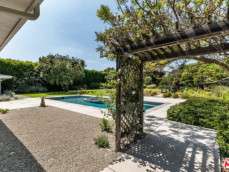 28925 Cliffside Dr — Photo 38