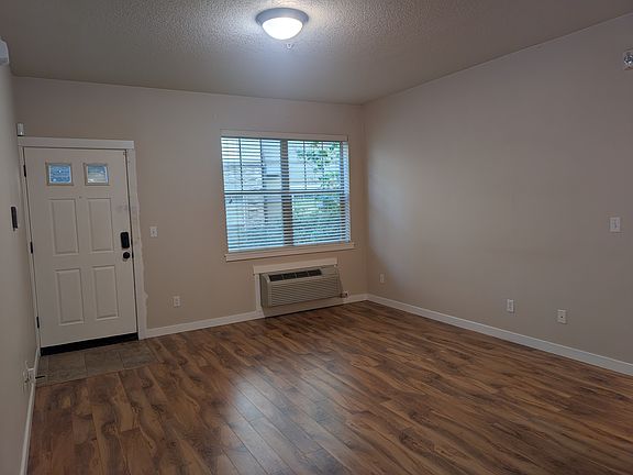 3rd image of 643 NE Adwick Dr