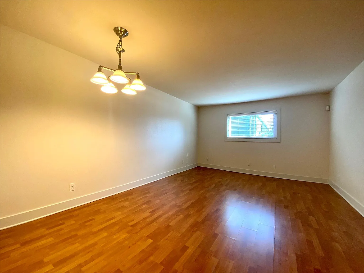 2 bed, 1.0 bath, 836 sqft, $1,400 — Photo 4