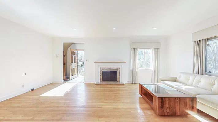 Sold by RE MAX Team | media 5