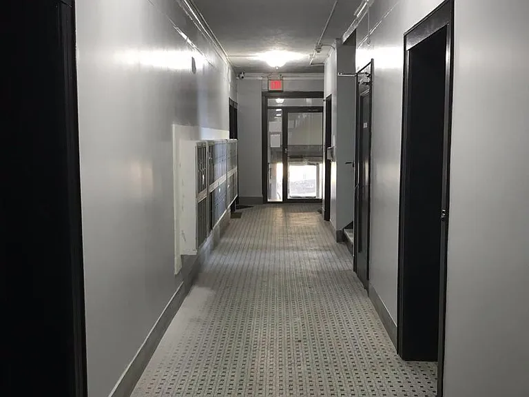 Hill Manor - Renovated Apartments Near Train Station — Photo 25