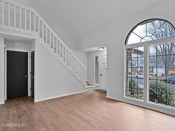 5th image of 200 Wagonwheel Dr