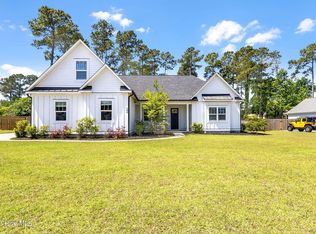 506 Crown Pointe Dr, Hampstead, NC 28443