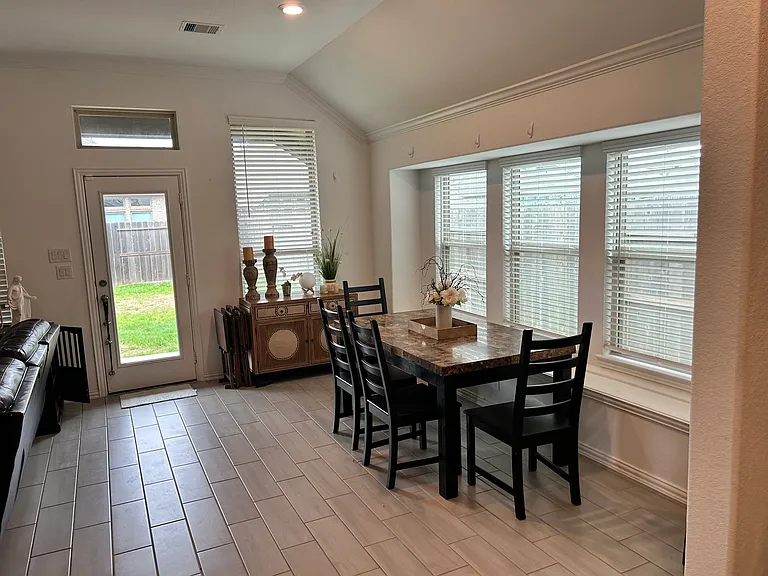 1718 Delta Creek Dr — Photo 2