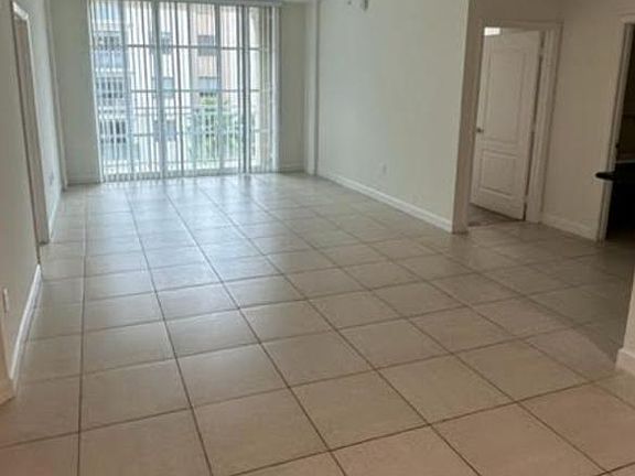 3rd image of 410 Evernia St APT 425